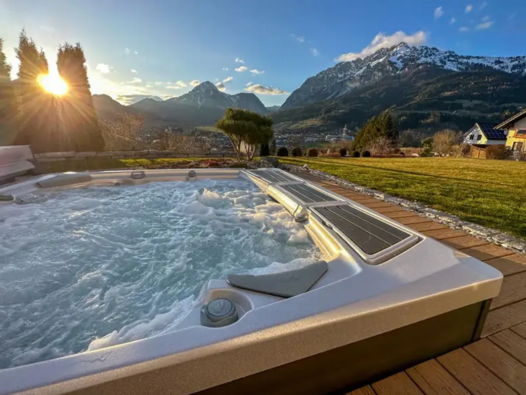 Whirlpool Claremont am Abend mit romantischer Beleuchtung, perfekt für entspannte Stunden zu zweit.