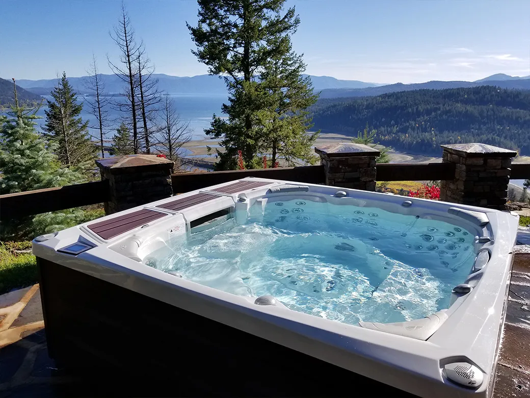 Whirlpool Kingston auf einer großzügigen Terrasse mit Blick auf den gepflegten Rasen, ideal für entspannte Momente im Freien.