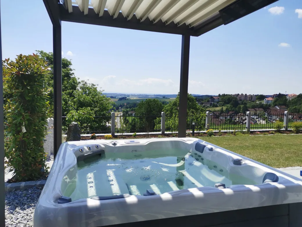 Whirlpool Twin L Premium mit Panoramaausblick – stilvolle Wellnessoase im eigenen Garten