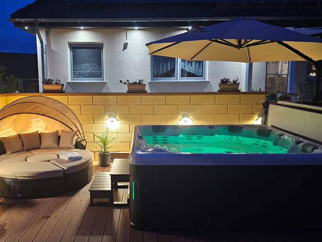 Whirlpool Twin L Premium bei Nacht – entspannende Outdoor-Atmosphäre mit LED-Beleuchtung