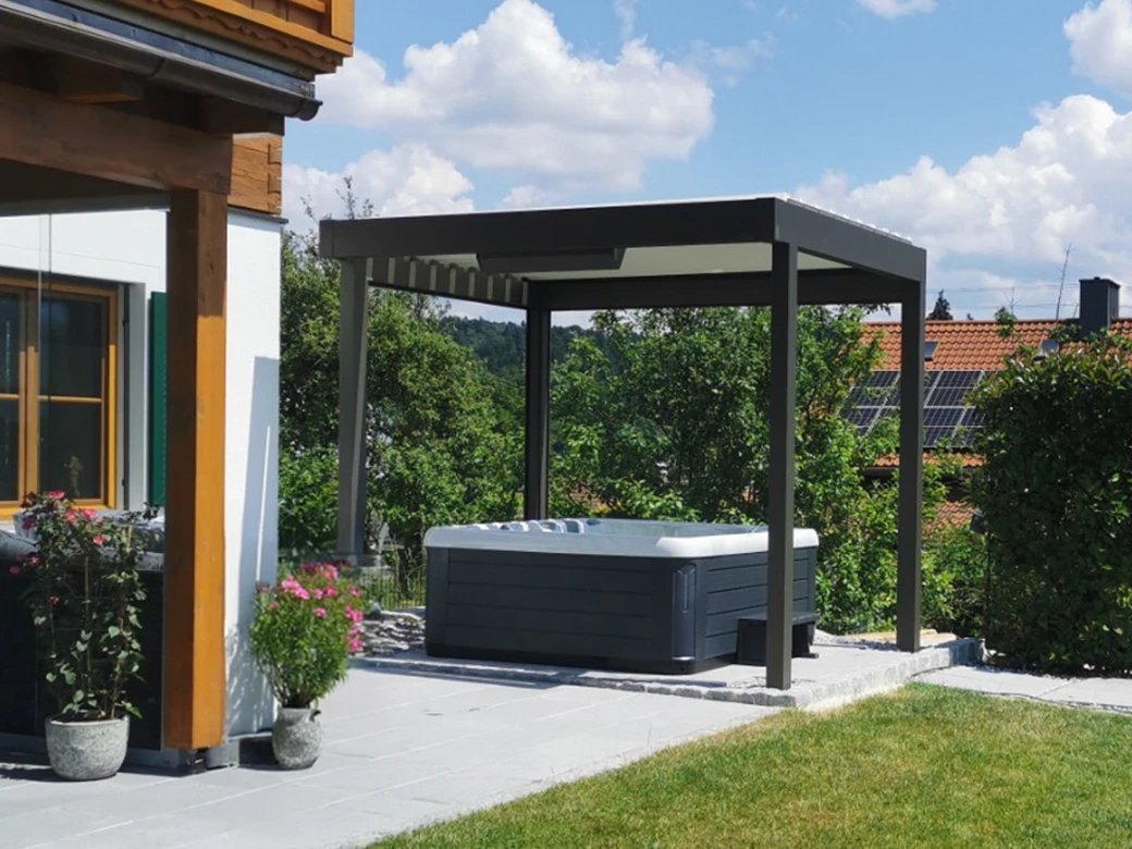 Whirlpool Twin M Premium mit moderner Überdachung – perfekt integriert in den Gartenbereich am Eigenheim.